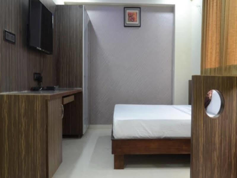 Fabhotel Kohinoor Plaza 阿穆达巴 外观 照片