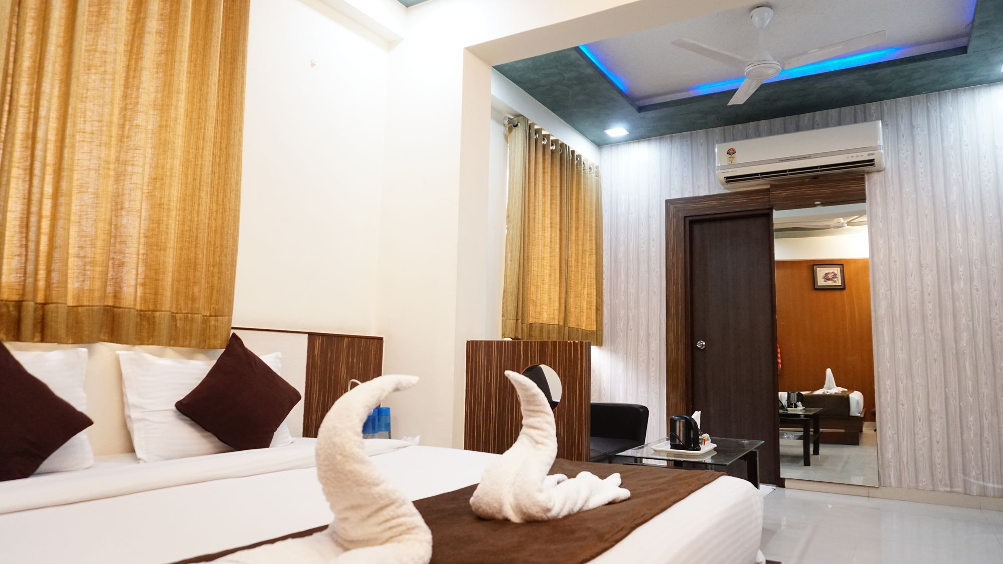 Fabhotel Kohinoor Plaza 阿穆达巴 外观 照片